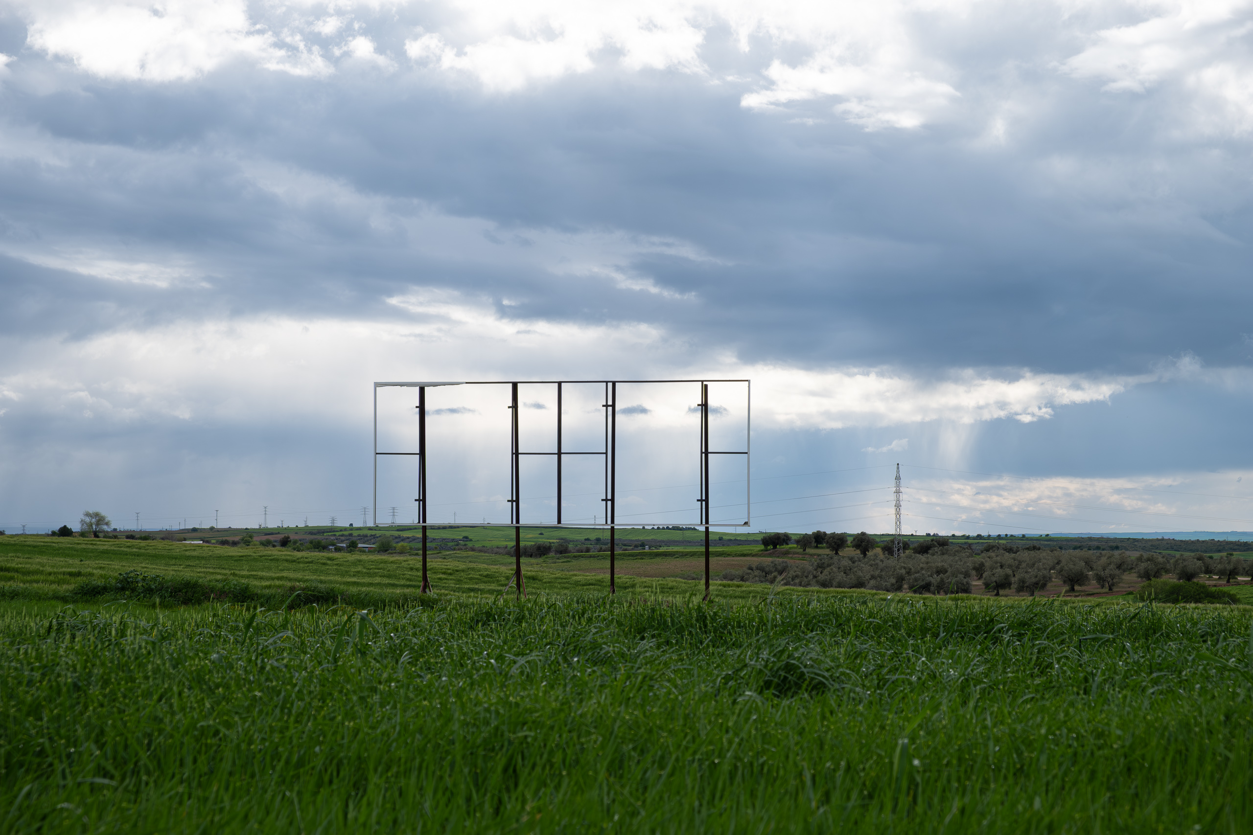 Leerer Plakatrahmen in der weiten Landschaft